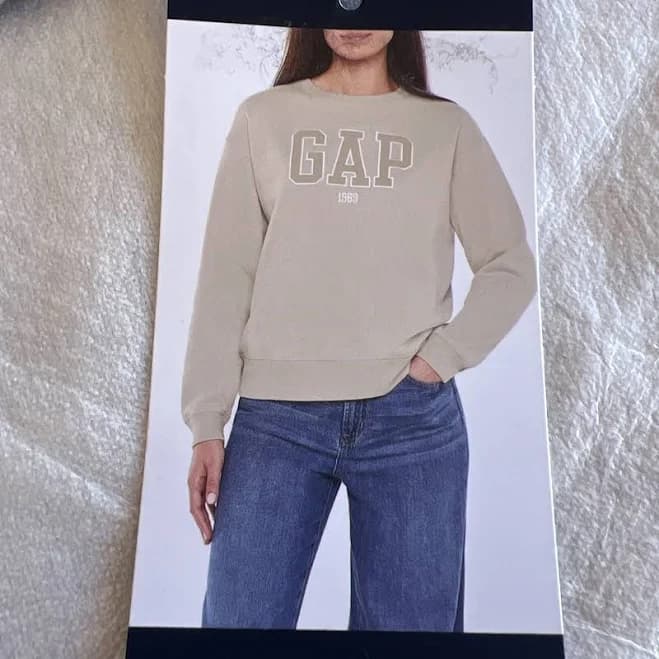Gap Women's Logo Sweatshirt Cream Size. Xs. Ck