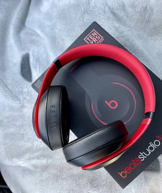 Beats Studio3 Decade Collection Wireless Headphones Defiant Black Red