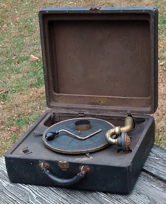 Victor Victrola Vv 2-55 Suitcase Record Player Portable Handcrank