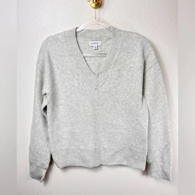 Evereve V-Neck Long Sleeve Soft Knit Sweater