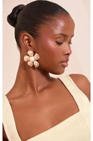 Gold Textured Raffia Centered Floral Earrings Prettylittlething : Jewellery : VogaCloset Kuwait