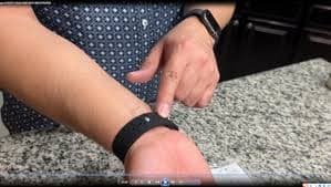 Amazon.com: Motion Sickness Bands Sea Sickness Wristbands Adjustable Acupressure Nausea Wristband/,Natural Relief of Nausea Headaches,Insomnia,Anxiety,Sleep Aid, Morning Sickness,Motion Sickness（1Pair Black） : Health & Household
