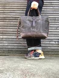 Tote bag in grey brown waxed canvas with leather bottom and cross body strap