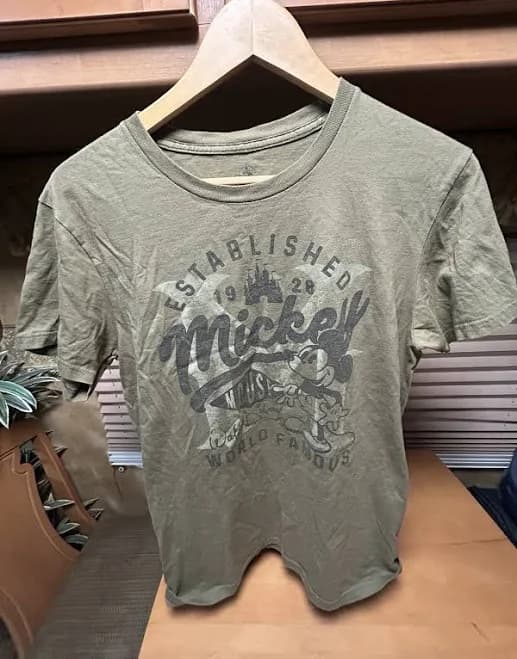 Disney Mickey Mouse Olive T-shirt Size M