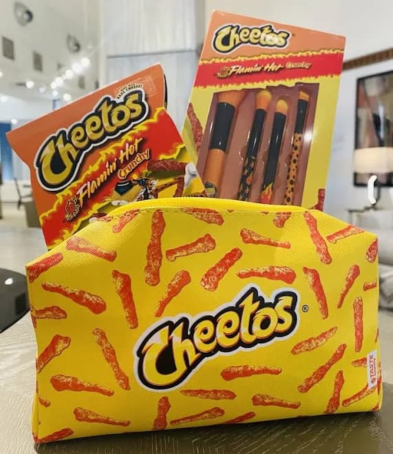 CHEETOS EYESHADOW PALLETE , BAG & 4 PIECE BRUSH SET