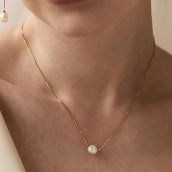 Dainty Gold Pearl Pendant Necklace