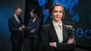 Retrato de elegante joven mujer de negocios rubia en traje de cuello blanco posando en una oficina de alta tecnología, Grabaciones de stock Incluyendo: mujer y oficina - Envato