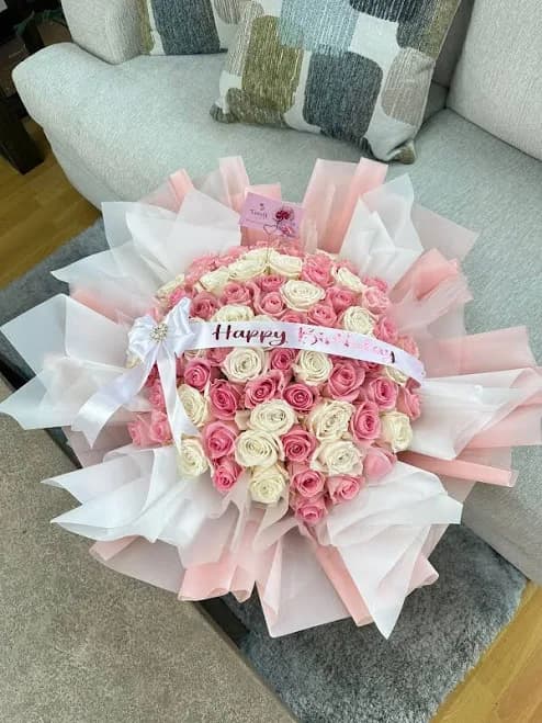 50 Pink & White Roses Futuristic Floral Paper