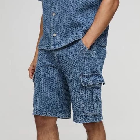 Men's Relaxed Textured Denim Cargo Shorts | Mid%20Blue | boohooMAN