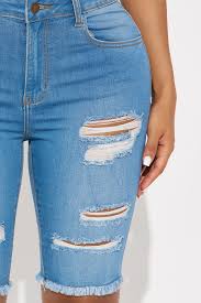Shorts Bermudas Live It Up Ripped Denim - Deslavado Medio Azul | Fashion Nova