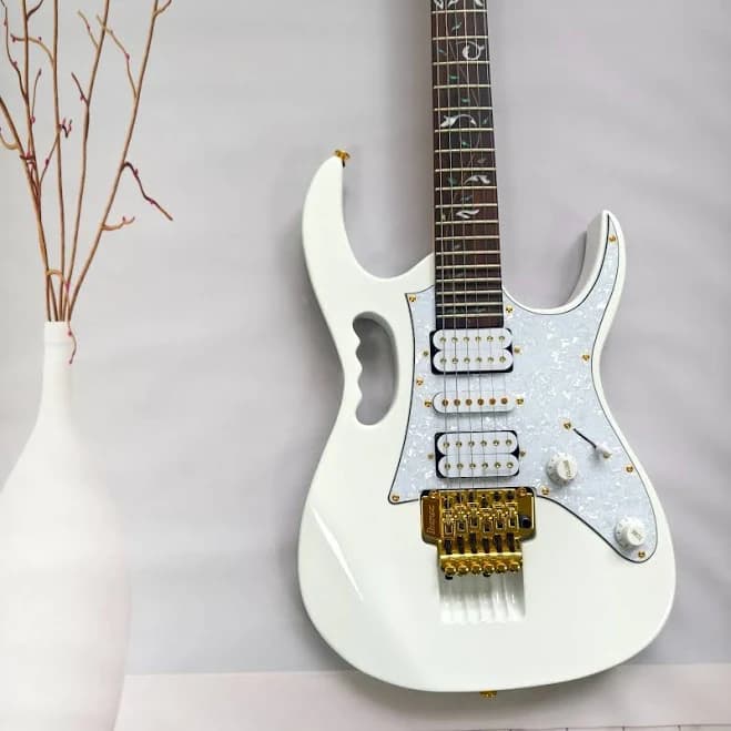 white solid-body electric guitar 3H pickups,black fretboard