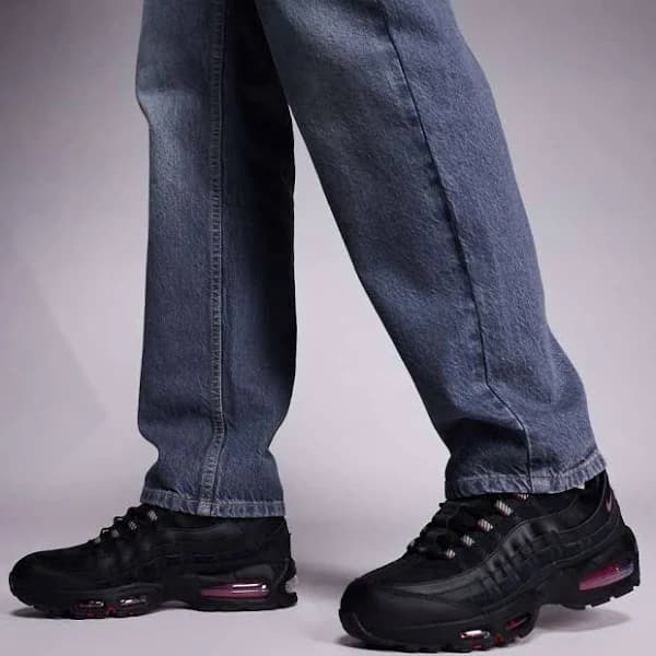 Nike Air Max 95 sneakers in black and red