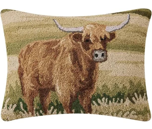 Peking Handicraft Highland Cattle Hook Throw Pillow