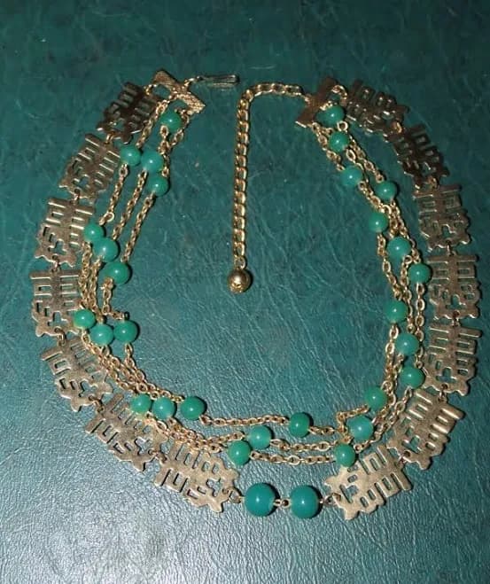 1950s Oriental Choker Necklace Gold Tone Green Beads 14-17"