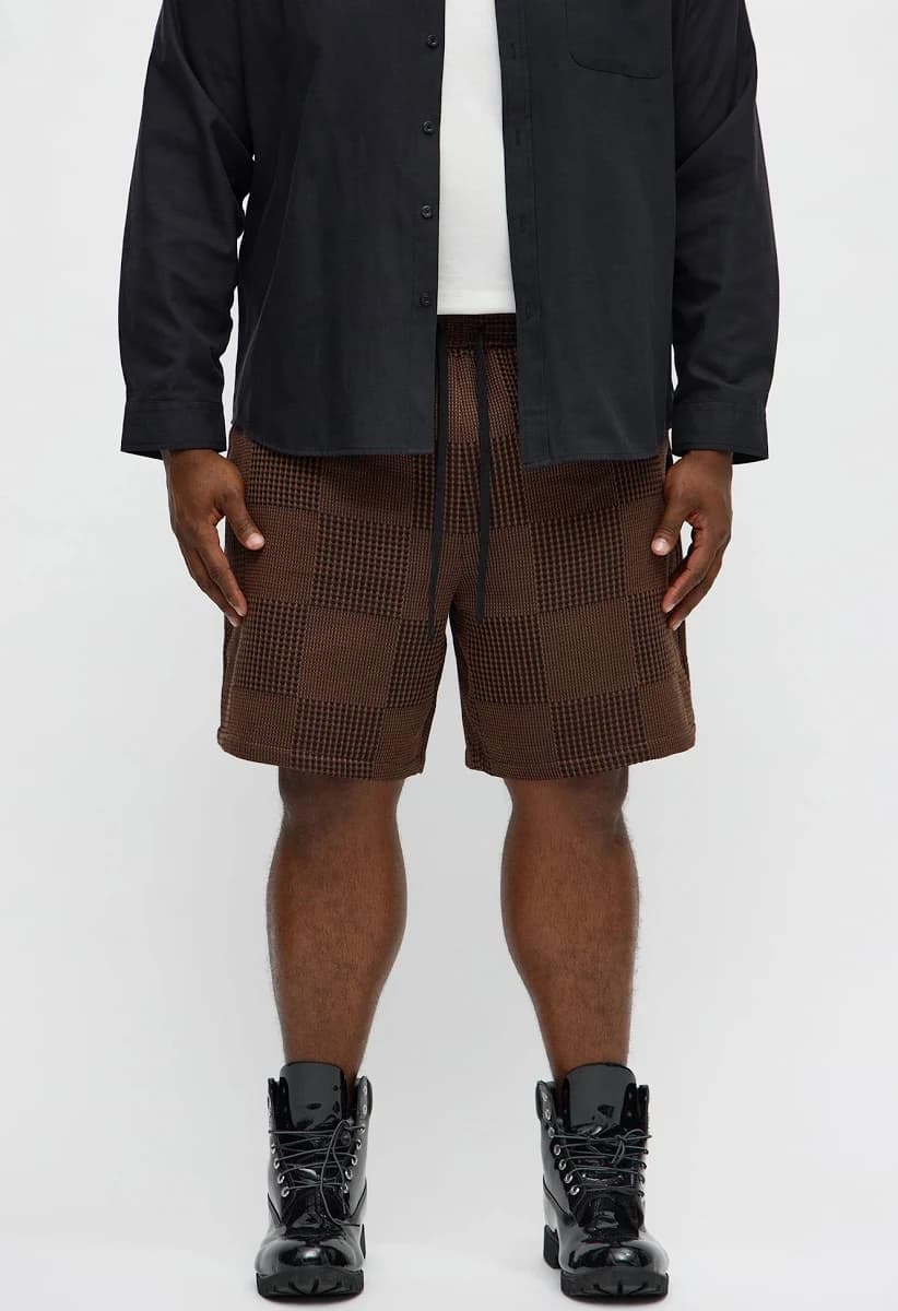 Fashion Nova Men's Relaxed Get That Check Short