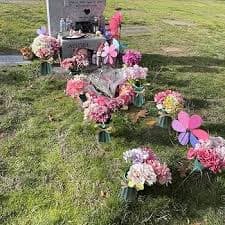Amazon.com: 2PCS Cemetery Vases for Grave-Durable Plastic Grave Vases Flower Holder with Metal Spikes Bow Decor for Cemetery Headstones, Outdoor Grave Decorations for Memorial Gifts for Loss of Loved One - Green :
