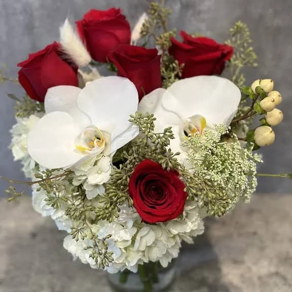 Red roses orchid in vase