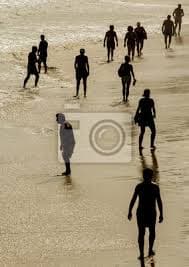 Gente paseando por la orilla de la playa • wall stickers backlighting, promenade, shore | myloview.com