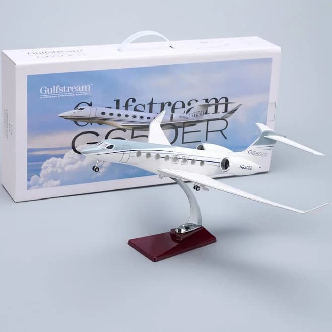 Gulfstream G650ER – Scale 1:50 – 17.7 in - 45 cm – Resin – Premium Display Stand Standard Version Gulfstream G650ER (without Light)