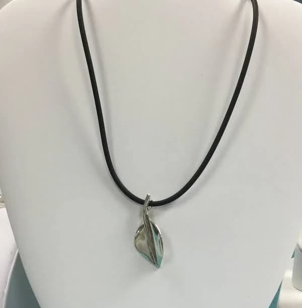 Solid Leaf Silver Pendant Spiga