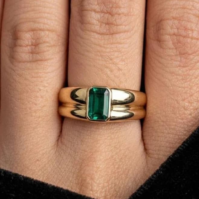 Minimalist Emerald Cut Green Stone Signet Ring in Gold