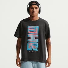 Nike Sportswear Off-Noir Graphic T-Shirt – Puffer Reds