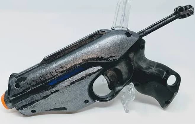 Cyberpunk/ Futuristic blaster - Silver with blue strip