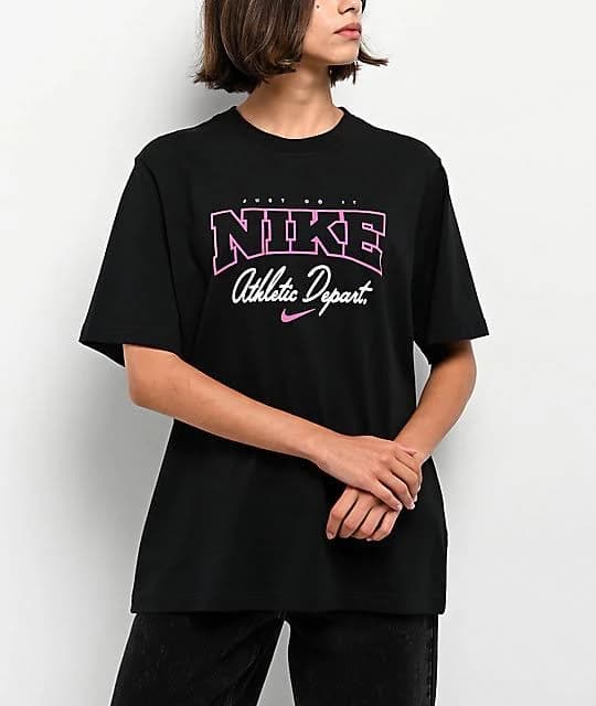 Nike Women's Loose Short-Sleeve Graphic T-Shirt