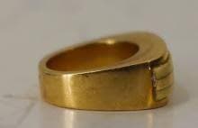 Sold at Auction: 18k Yellow Gold and Bone Ring - Gross 10.0 g.