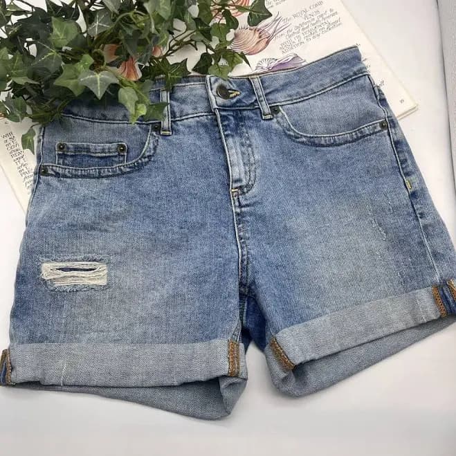Boden Light Blue Wash Distressed Rolled Cuff Hem Denim Shorts Size 2