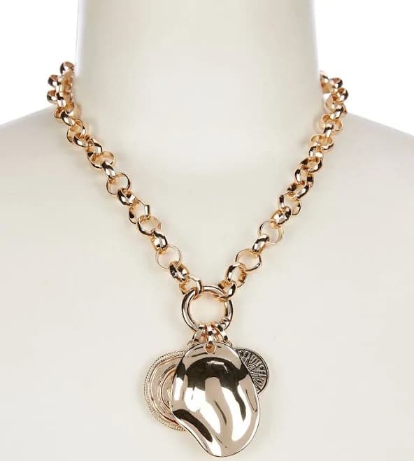 Anna Ava Chain Short Pendant Necklace