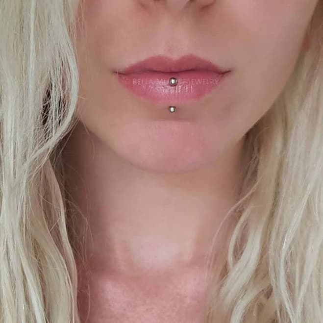 Vertical Labret Curved Barbell