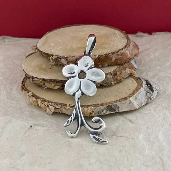 Tiny Flower Pendant Necklace