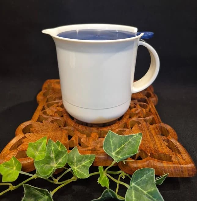 Tupperware 12-ounce Creamer White & Navy Blue W/ Snap-on Flip Top Lid