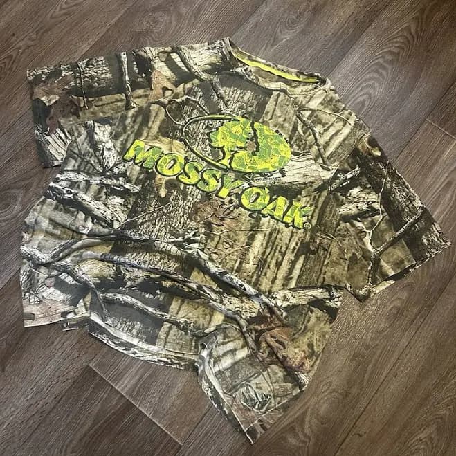 Mossy Oak With Neon Green Logo Men's T-shirt Size Xl Short Sleeve Crew