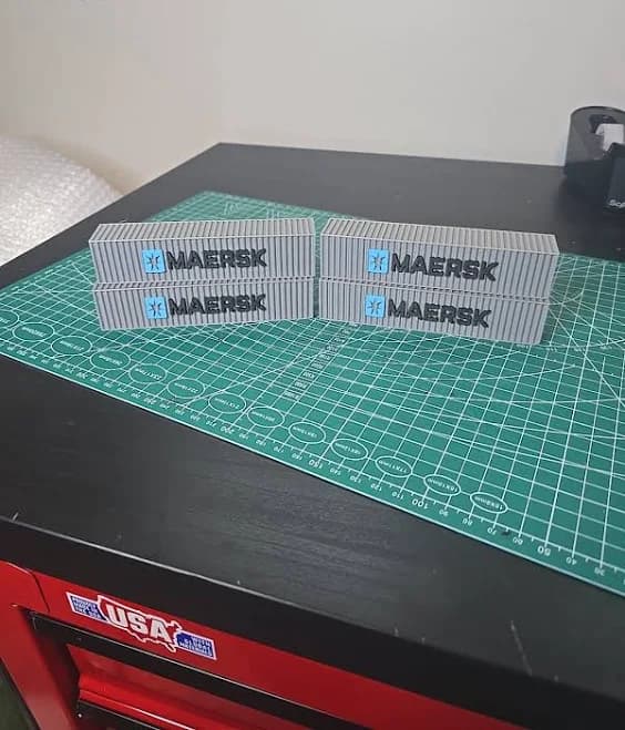 HO Scale Maersk Shipping Container 4-Pack: Diorama Display (1/87)